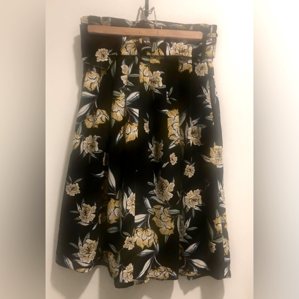 Zara black floral midi length paperbag waist skirt with pockets - size S